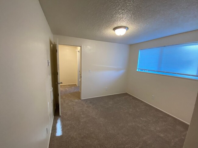 Building Photo - Remodeled River Road Townhome