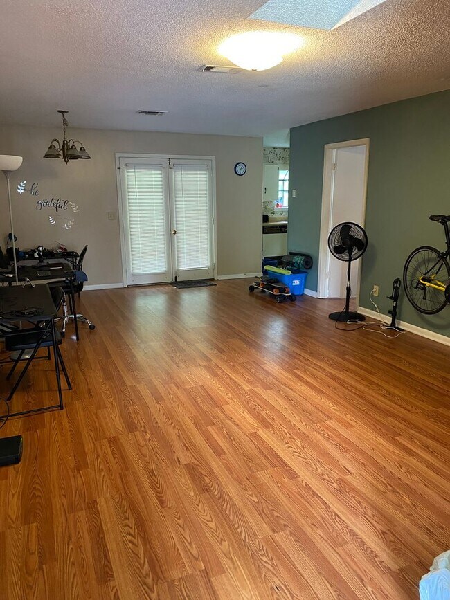 Primary Photo - 114 Helen Cir