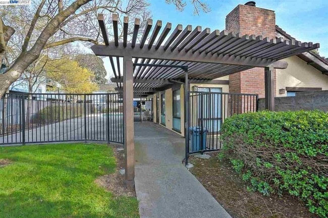 Building Photo - COMING SOON! | $3290 / 3 BR - GORGEOUS NEWARK TOWNHOME