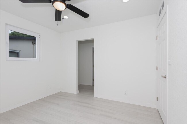 Building Photo - 713 SW 4th Ct