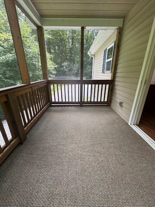 Building Photo - "Charming 3-Bed Retreat in Hendersonville with Cozy Fireplace."