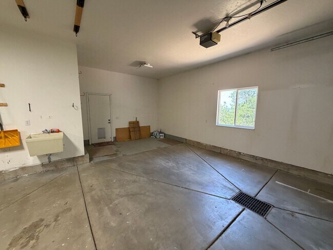 Building Photo - Spacious 4 Bed, 5 Bath Home with 3-Car Garage in Layton!