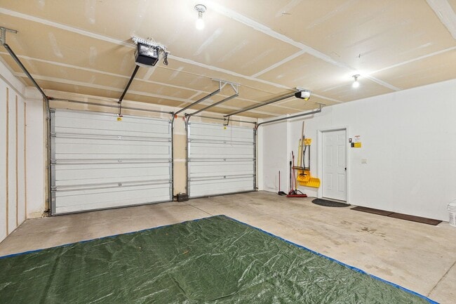 Building Photo - Spacious Sun-filled 3 bed 2.5 Bath Townhouse