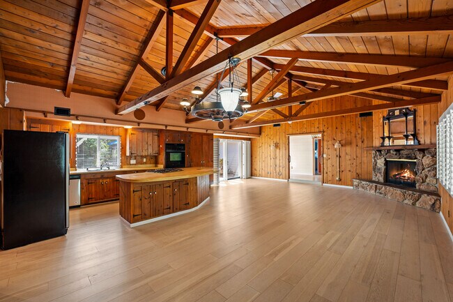 Building Photo - 190 Fairway Ln