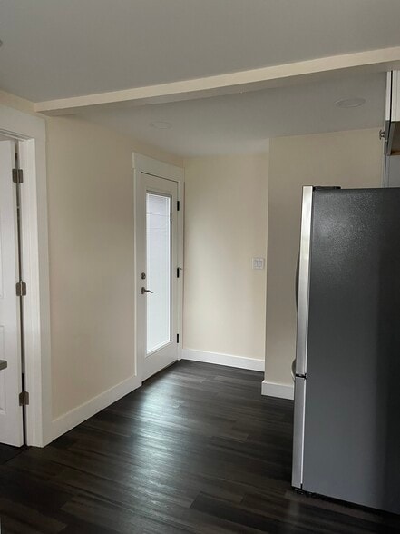 Building Photo - 255 Southview Pl S