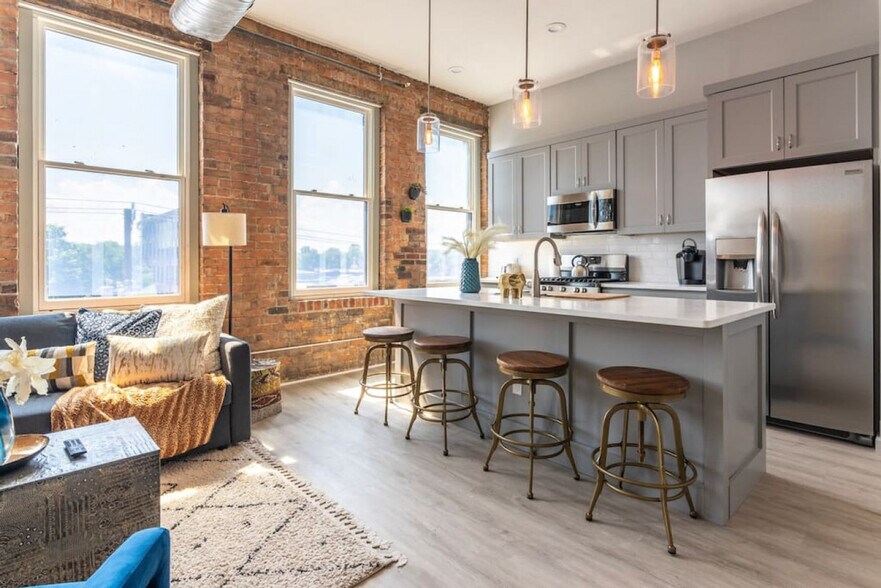 Building Photo - 1906 Elm St