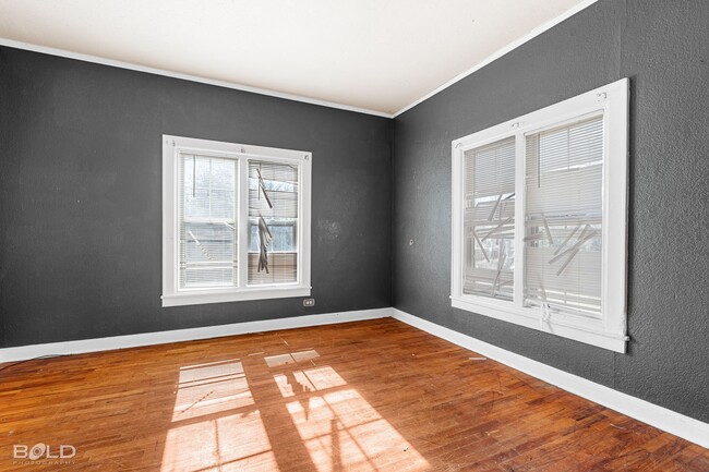 Building Photo - Check This Charming 1 Bed 1 Bath Out!