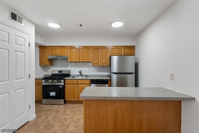 Building Photo - 49 Seabury St