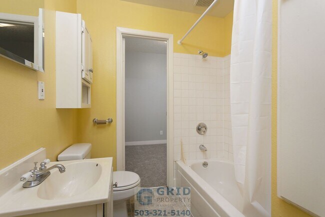 Building Photo - 2 Bedroom Home Available in Southeast Port...