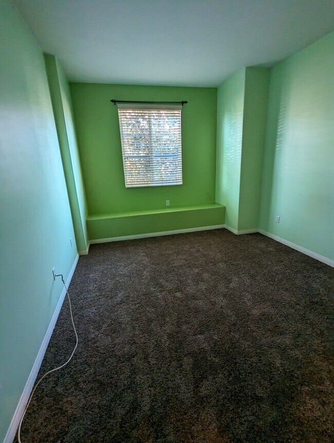 Green room 2 - 2911 Esperanza Way