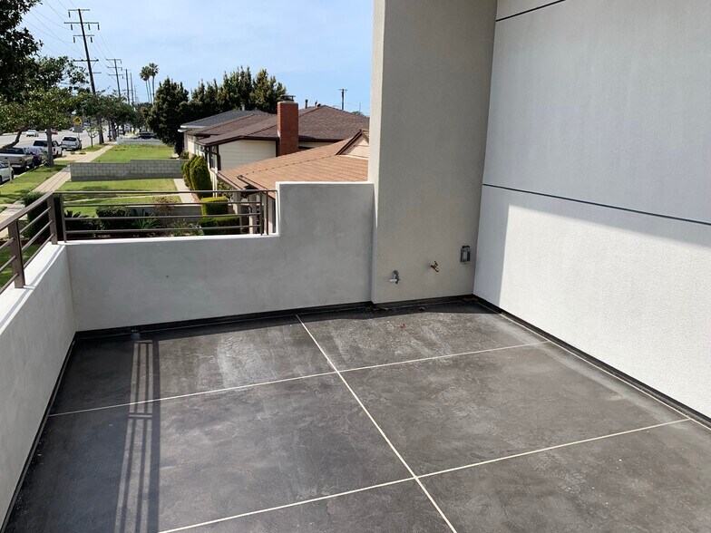 Balcony - 2783 190th St