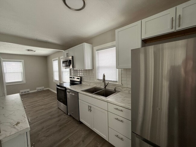 Building Photo - 3 Bedroom Home