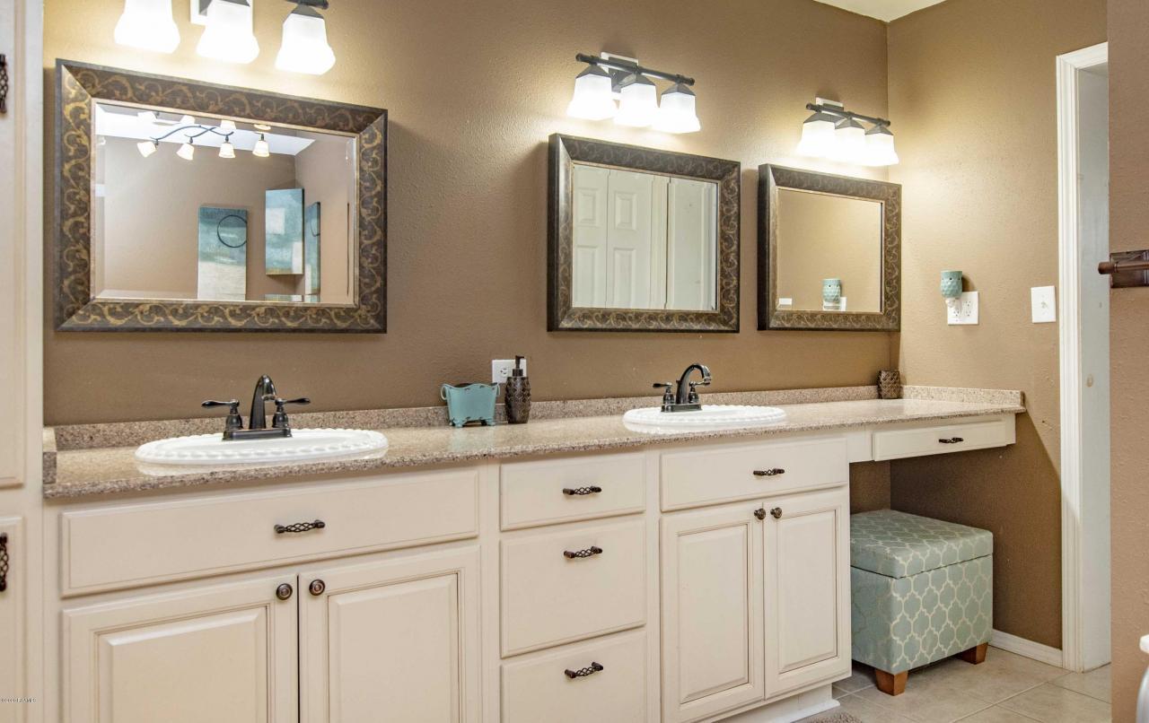 Master bathroom - 210 N William Dr
