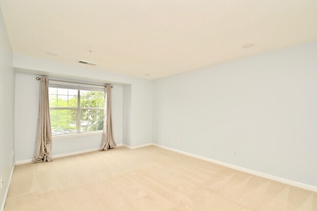 Building Photo - 10998 Koman Cir