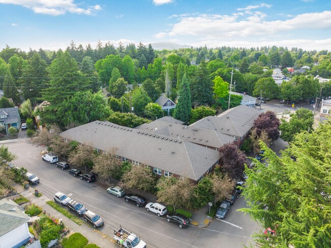 Building Photo - Bright 1 Bed condo in Kerns Neighborhood o...