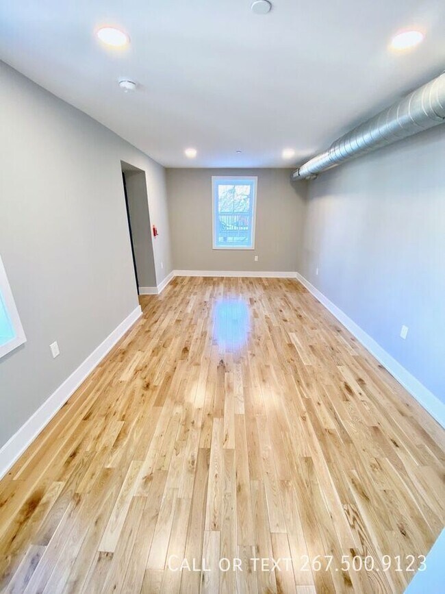 Building Photo - 1523 W Girard Ave