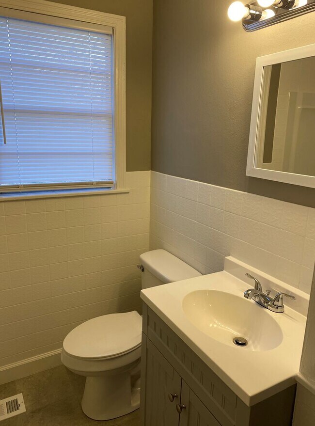 Building Photo - 2 Bed 1 Bath with Large backyard