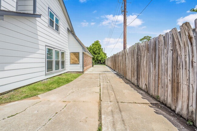 Building Photo - 4138 Club Valley Dr