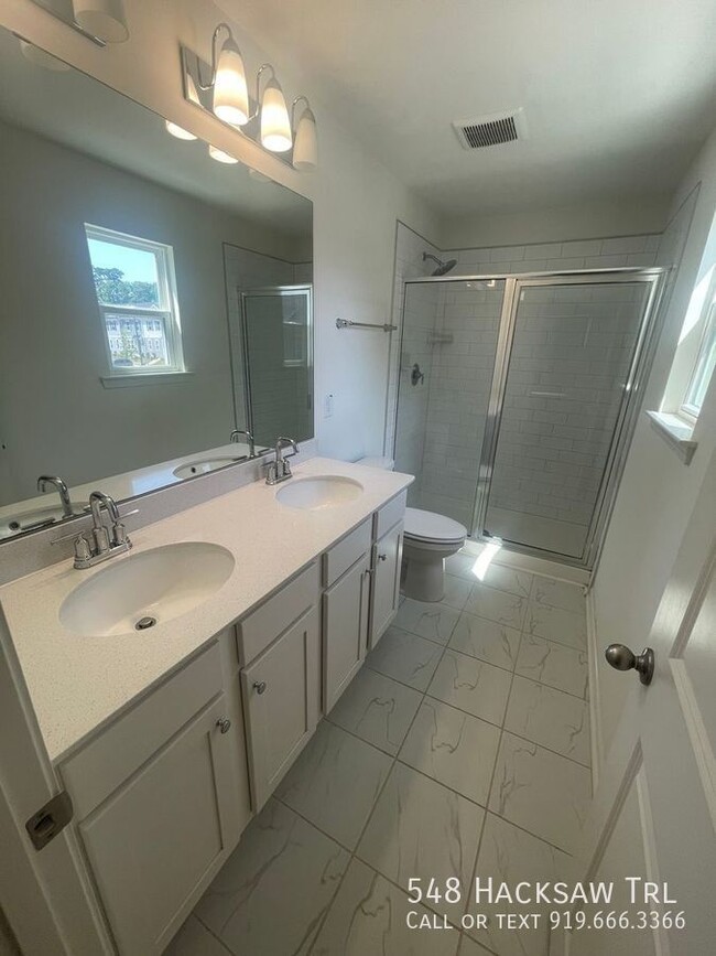 Building Photo - Charming 3 Bedroom Townhouse Located In Ra...