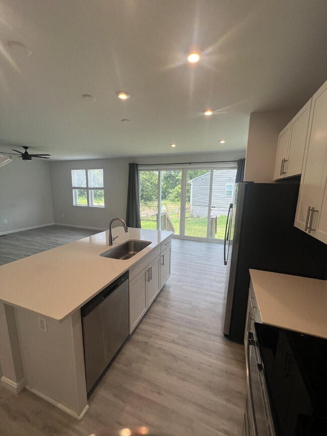 Building Photo - Spacious 3-Bedroom Rental in Sought-After ...