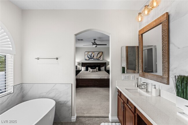 Building Photo - 275 Spectacular St