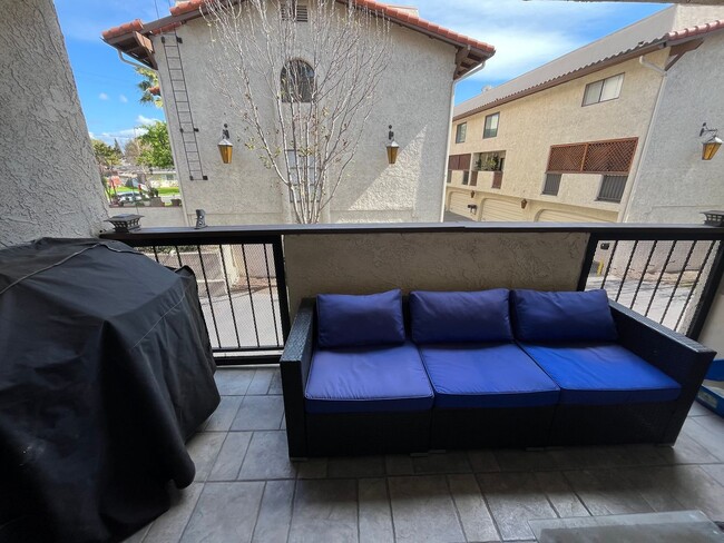 Building Photo - Beautiful and Spacious 2 Bed 2.5 Bath Town...