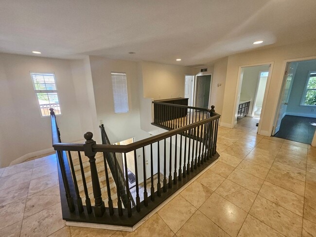 Building Photo - Executive home in South Corona!