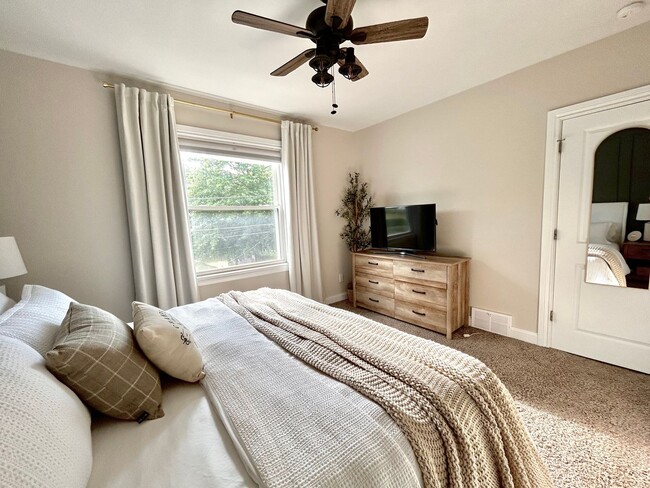 Building Photo - 1 Mile to Country Club! Sleeps 10!