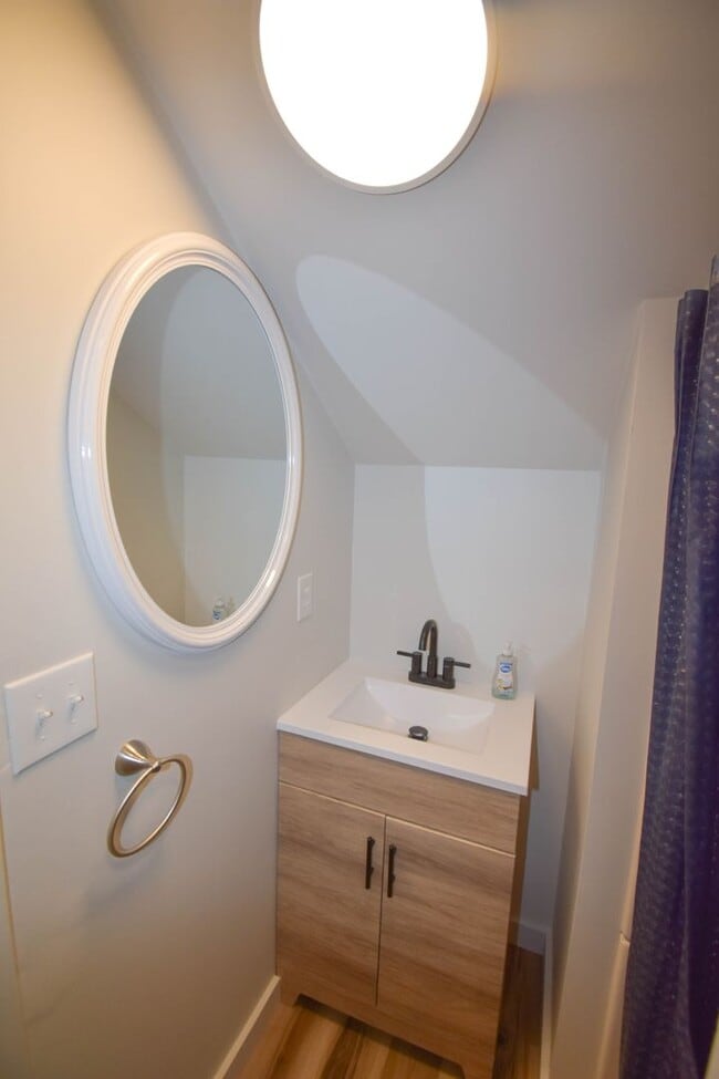 Building Photo - Studio Apartment in Mill Hall Close to Greenhouse!