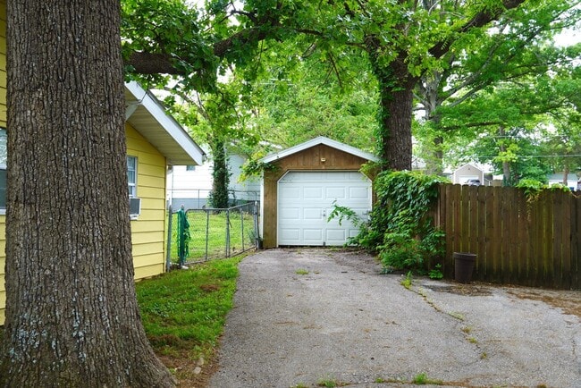 Building Photo - PRE-LEASING! Adorable Bungalow Steps From ...