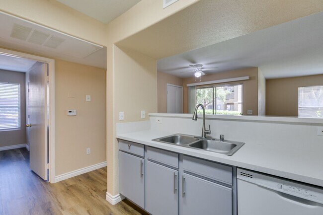 Building Photo - Beautiful 2Bed/2Bath First Floor Condo located in Silverado Ranch