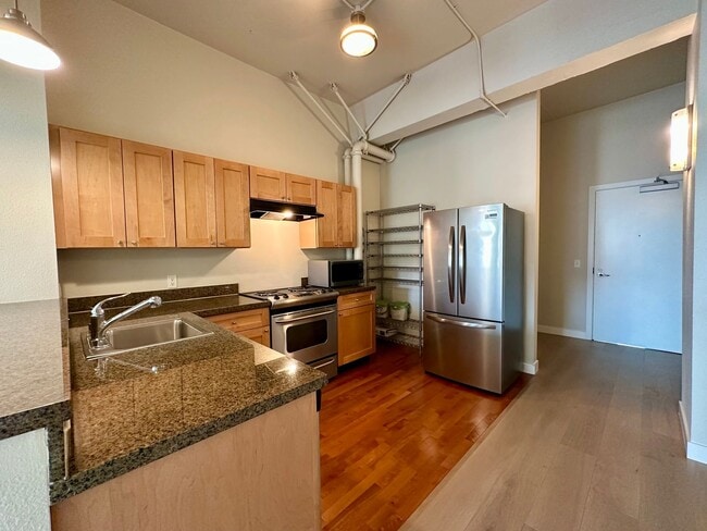 Building Photo - Bright 1BR/1BA Condo in Downtown SF – Step...