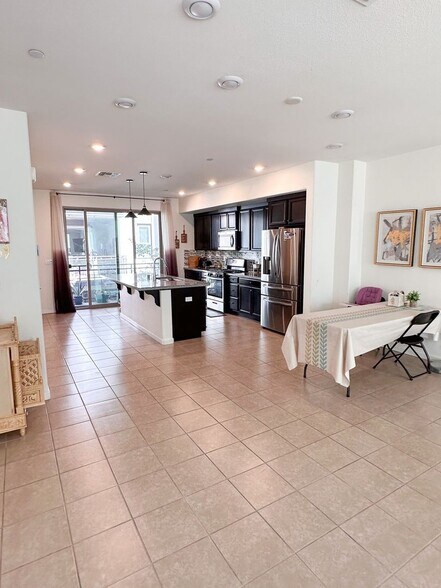 Building Photo - 25393 Parklane Dr