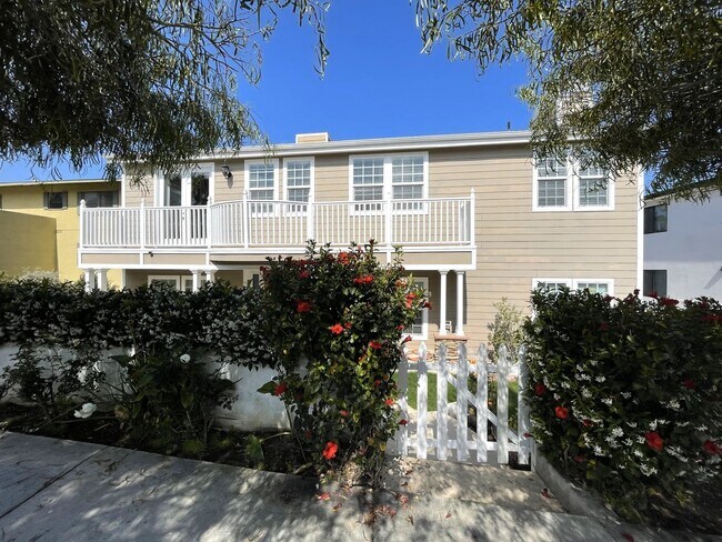 Building Photo - Beautiful 3 bedroom detached townhome with...