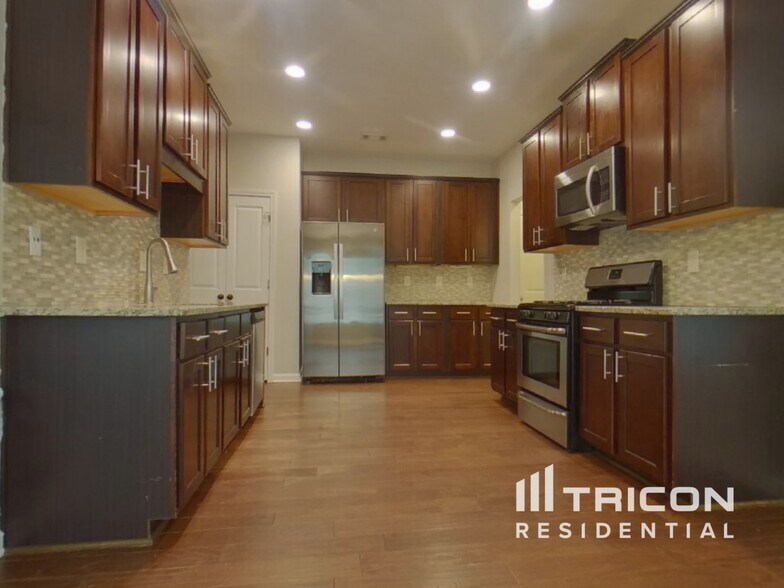 Building Photo - 6735 Hembree Dr