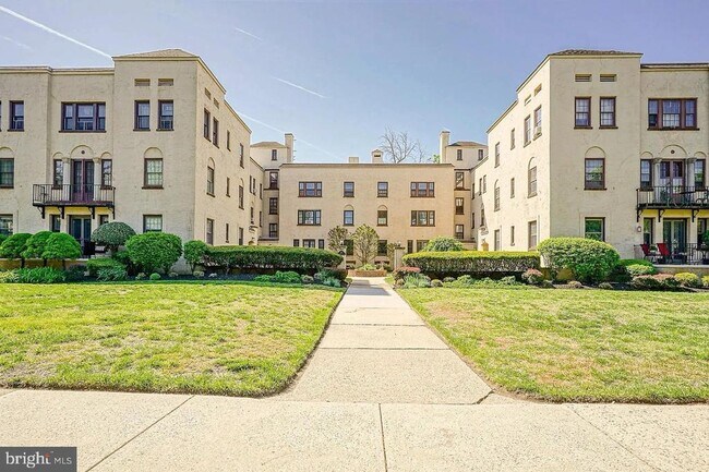 Building Photo - 210 E Maple Ave