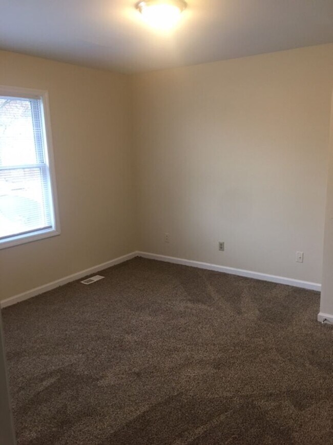 Building Photo - Mt Tabor Townhome Duplex         250520