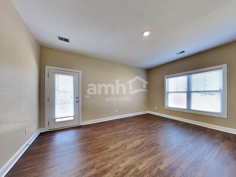Building Photo - 1085 Moss Grove Dr