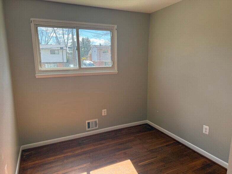 Building Photo - 417 Eisner St