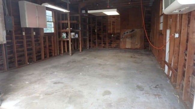 Building Photo - Wonderful 3 Bed 1 Bath House w/ Bonus Room!