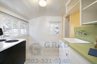 Building Photo - Two Bedroom Apartment Available in Milwaukie!