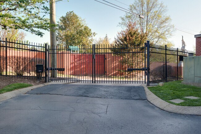 Building Photo - 800 Woodland St