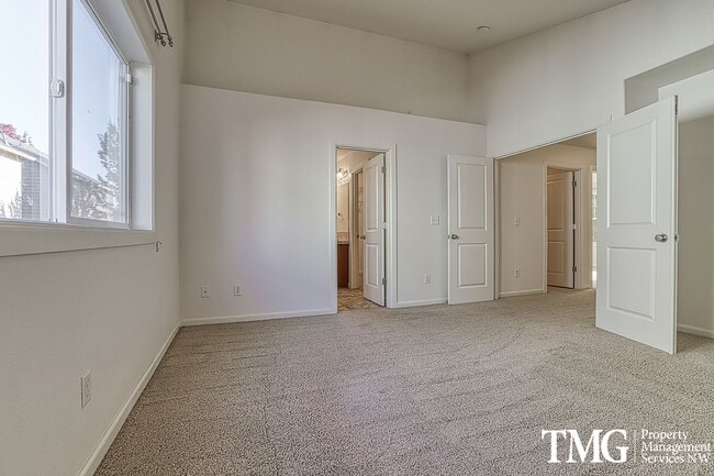 Building Photo - Lovely 3 Bed 2.5 Bath Home in Minnehaha Neighborhood!