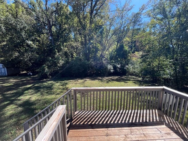 Building Photo - Inviting 3-bedroom, 2-bathroom Home on a C...