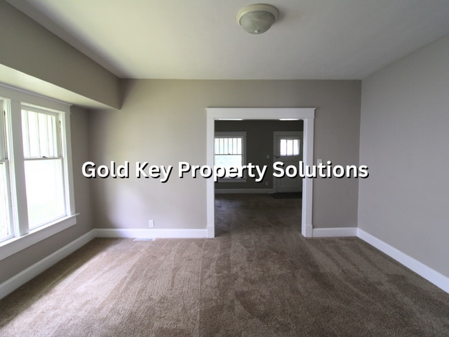 Building Photo - Updated 2 BR 1 BA House with Garage and Fe...