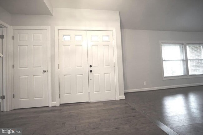 Building Photo - 322 Sugarland Run Dr