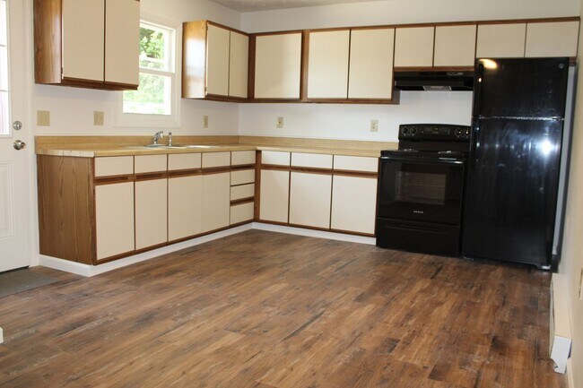 Building Photo - Spacious Two Bedroom Apartment
