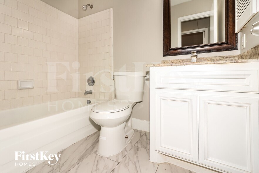 Building Photo - 15422 Pebble Lake Dr