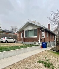 Building Photo - Deem Triplex