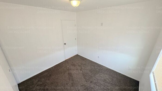 Building Photo - 4 bedroom 2 bathroom home located near S. H St/ Berkshire Rd